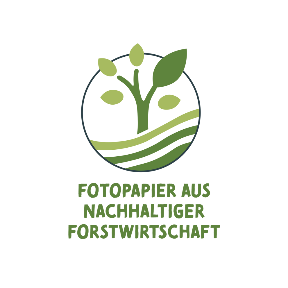 Das Bild zeigt unser firmeneigenes Siegel „Fotopapier aus nachhaltiger Forstwirtschaft“ als Umweltversprechen.